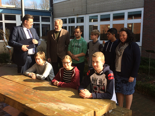 Jens Nacke im Gespräch mit Schülerinnen und Schüler der Astrid-Lindgren-Schule in Edewecht. 